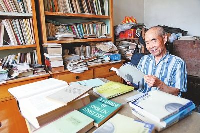 灵宝市78岁老人拿到本科毕业证 成当地最大自考生