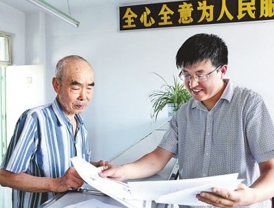 灵宝市78岁老人拿到本科毕业证 成当地最大自考生