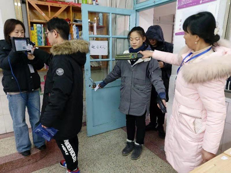 考生入考场前接受检查.jpg