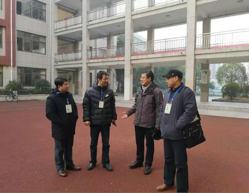 连云港市教育局副局长徐向阳到考点巡查 .jpg